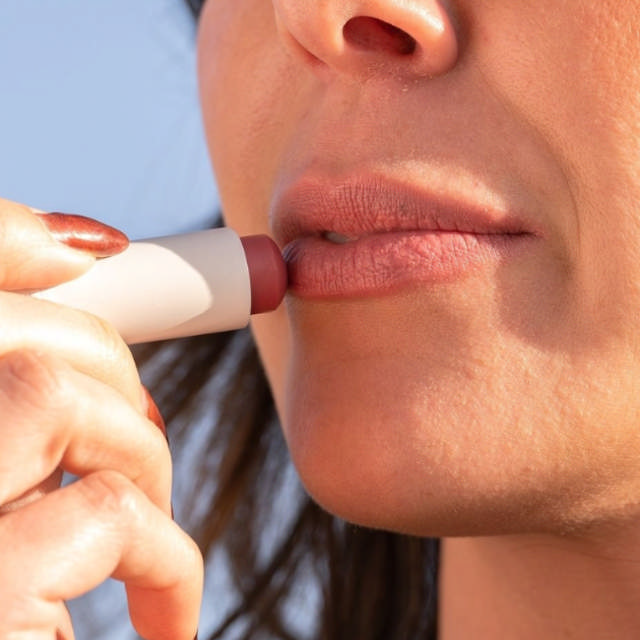 COOLA Mineral Liplux Tinted Lip Balm Summer Crush Dark Pink SPF30, 4,4 ml.